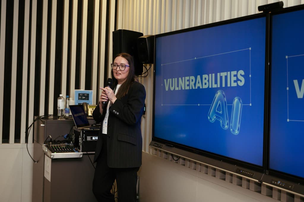 Viktoria Biki presenting on AI vulnerabilities at Service Design Days Budapest